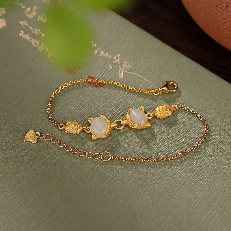 Retro fox temperament women's bracelet in 925 silver with a central gemstone on an adjustable chain.