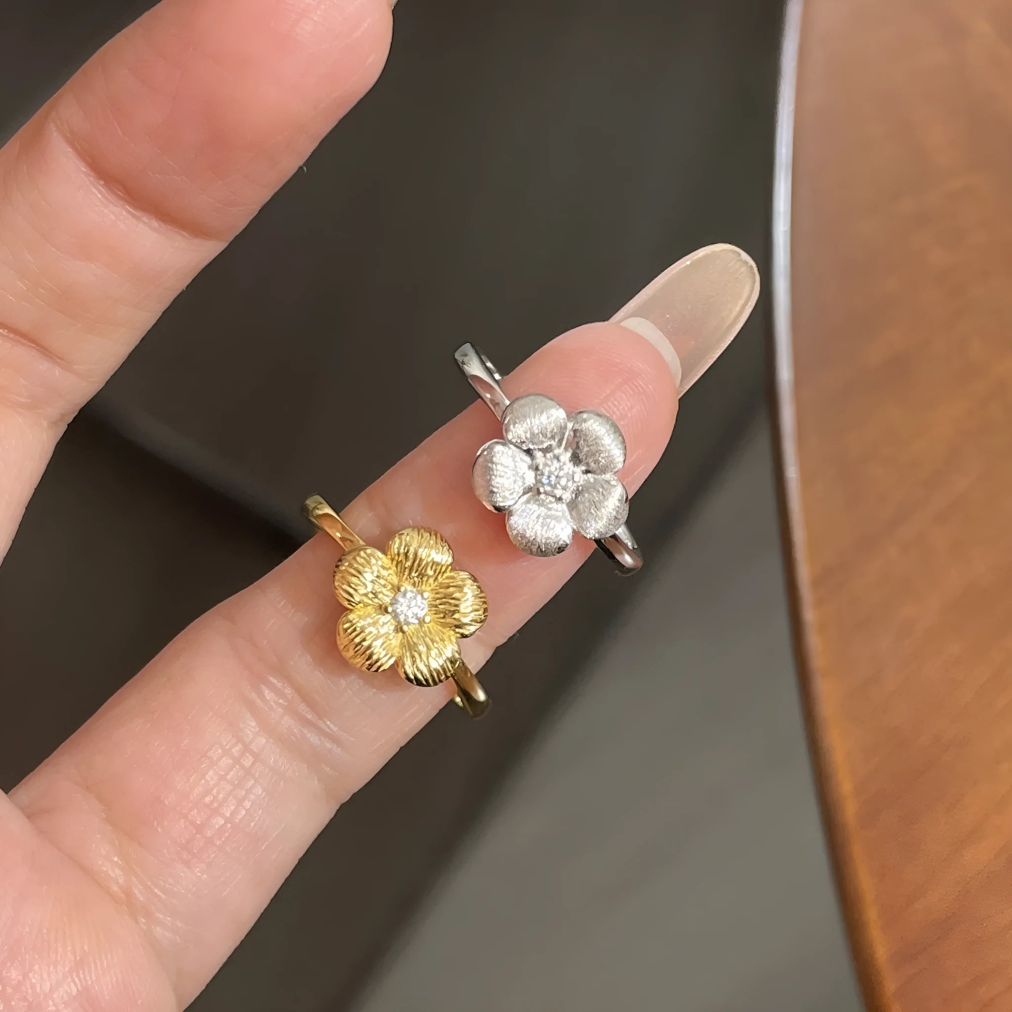 Three-dimensional plum blossom ring for women with adjustable opening in yellow gold colour