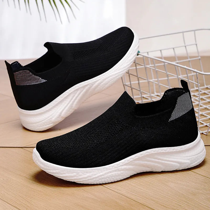 Women's casual running shoes in solid colour with Flyknit upper and round toe.