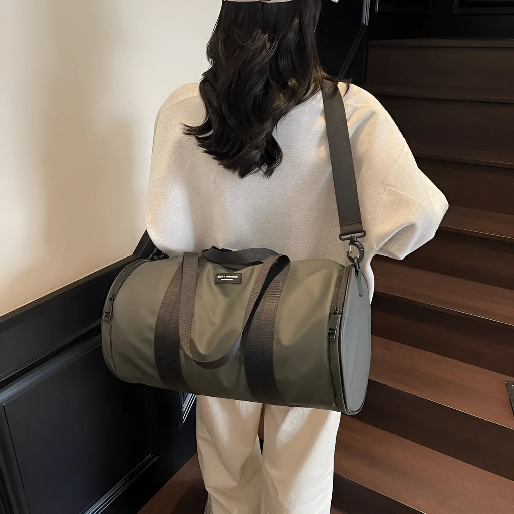 Waterproof Oxford cloth sports handbag in black, lightweight unisex travel bag with solid colour finish