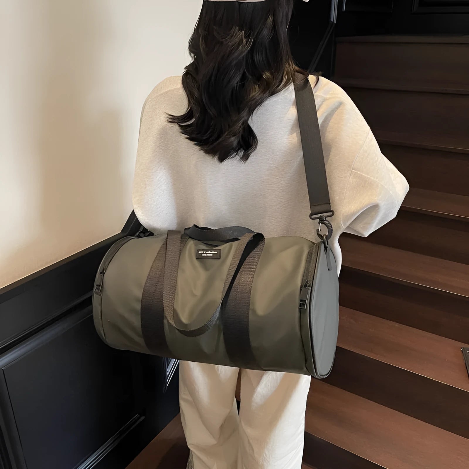 Waterproof Oxford cloth sports handbag in black, lightweight unisex travel bag with solid colour finish