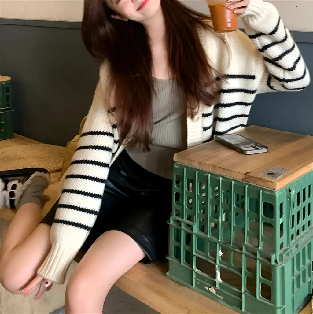 Polyester button cardigan with 3D pattern and collar in autumn casual style