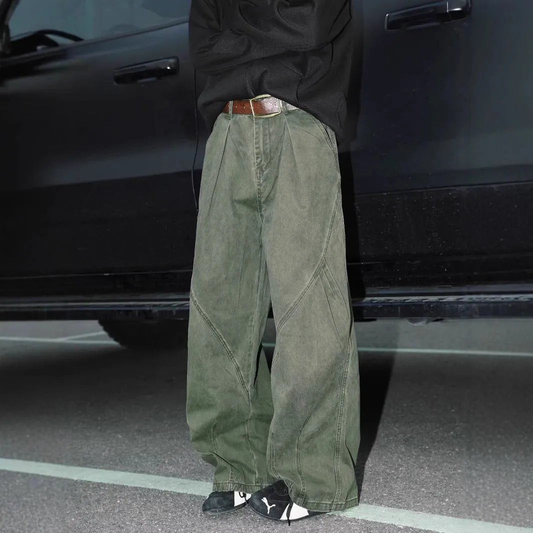 Men's pleated straight-leg trousers in stripe pattern with elastic waistband