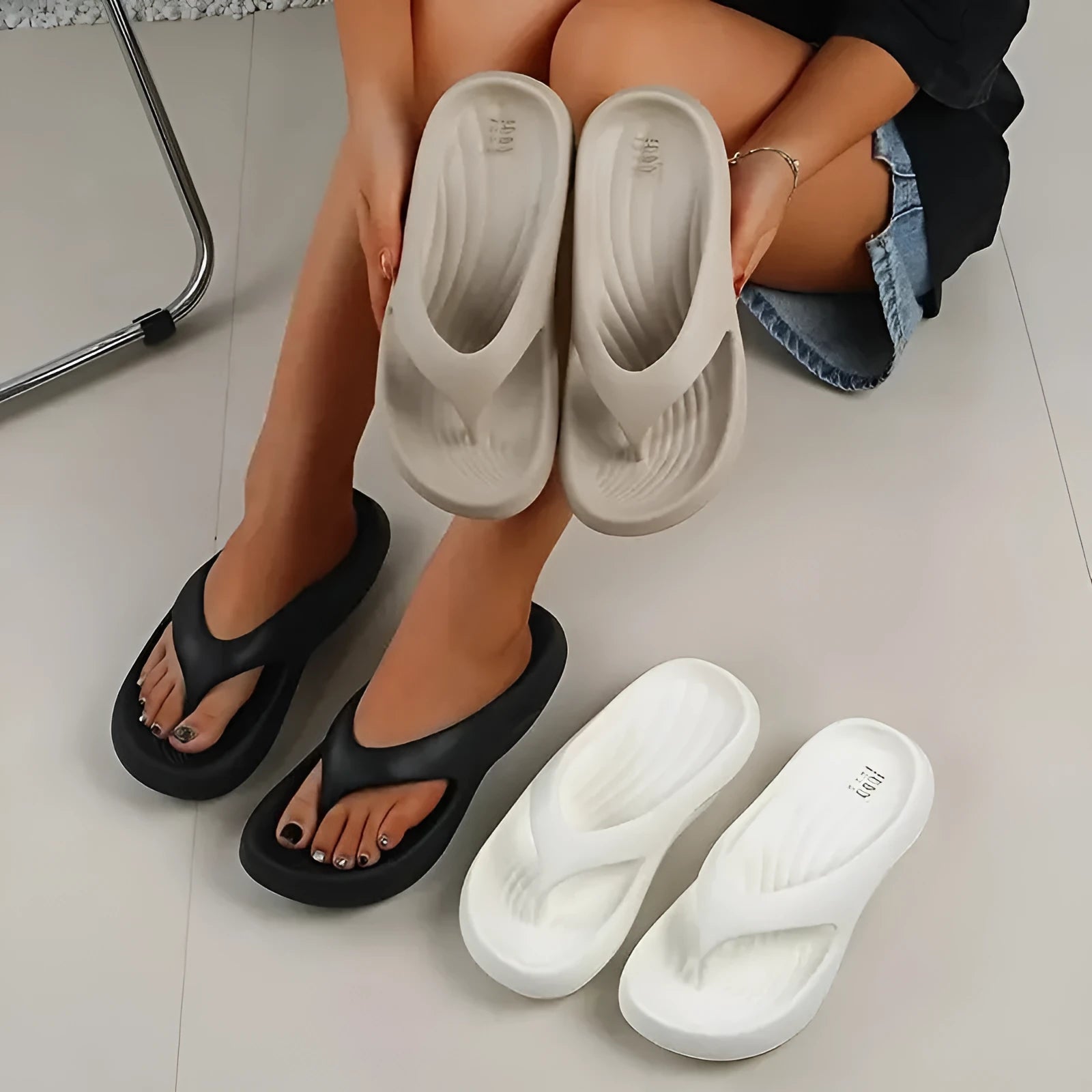 Women's thick-soled flip-flops in black, white and grey colours with non-slip EVA construction