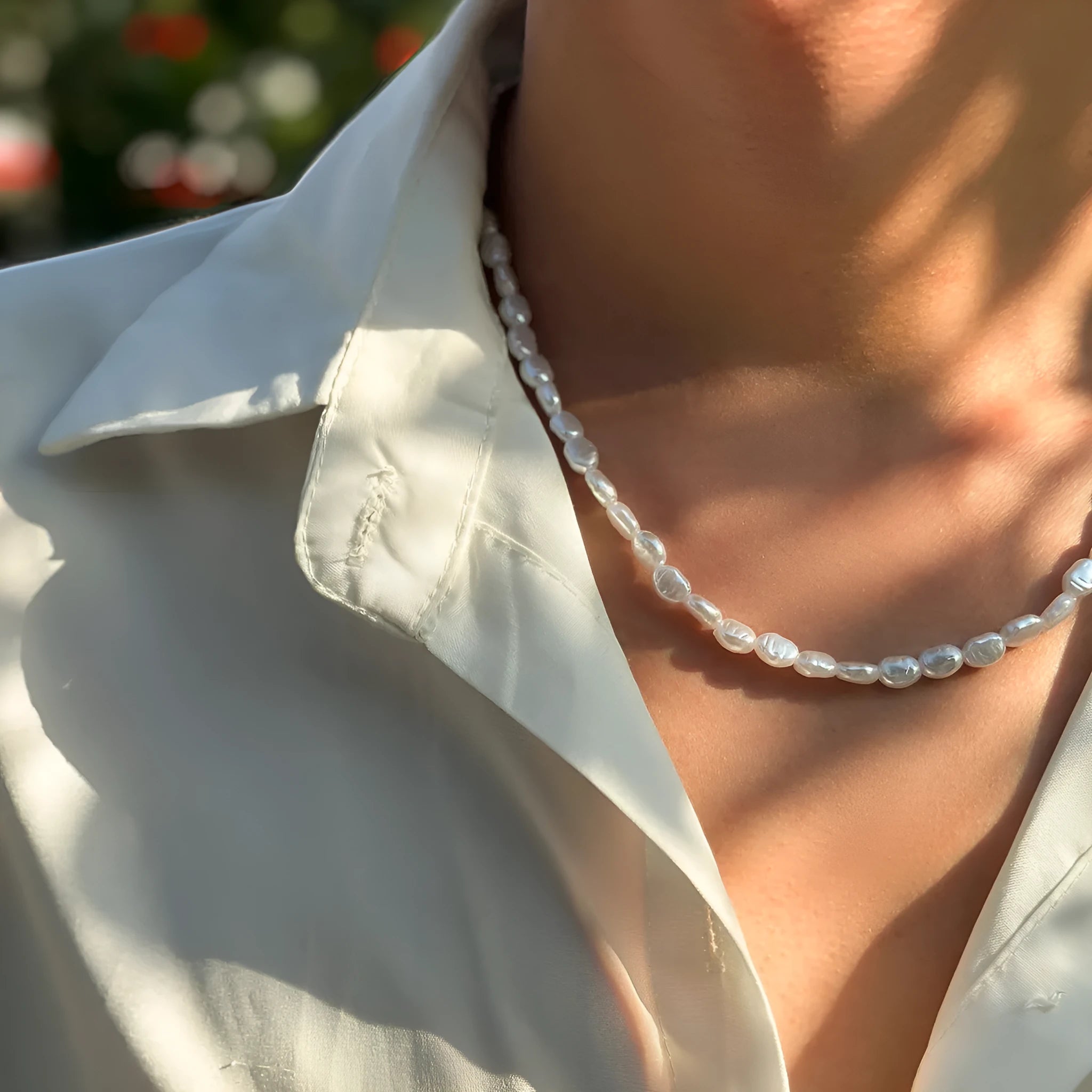 Men's white U-shaped pearl clavicle necklace with mother pearl shellfish pendant on adjustable pearl chain