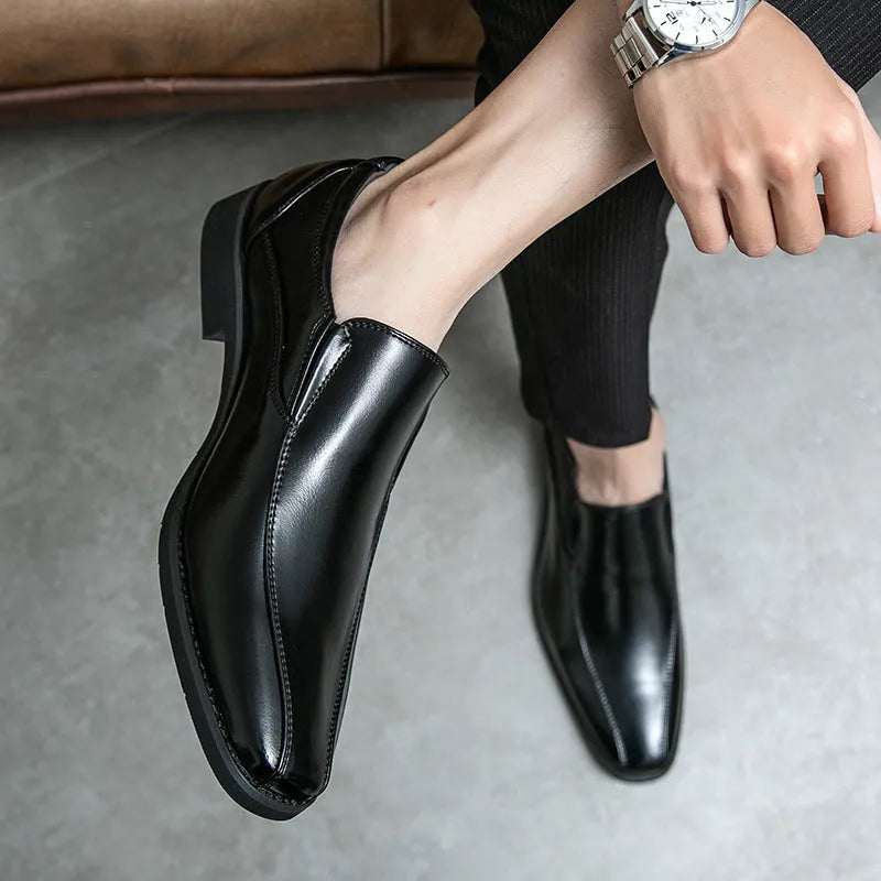 Men's black patent leather pointed toe casual shoes with low tube sock and flat heel