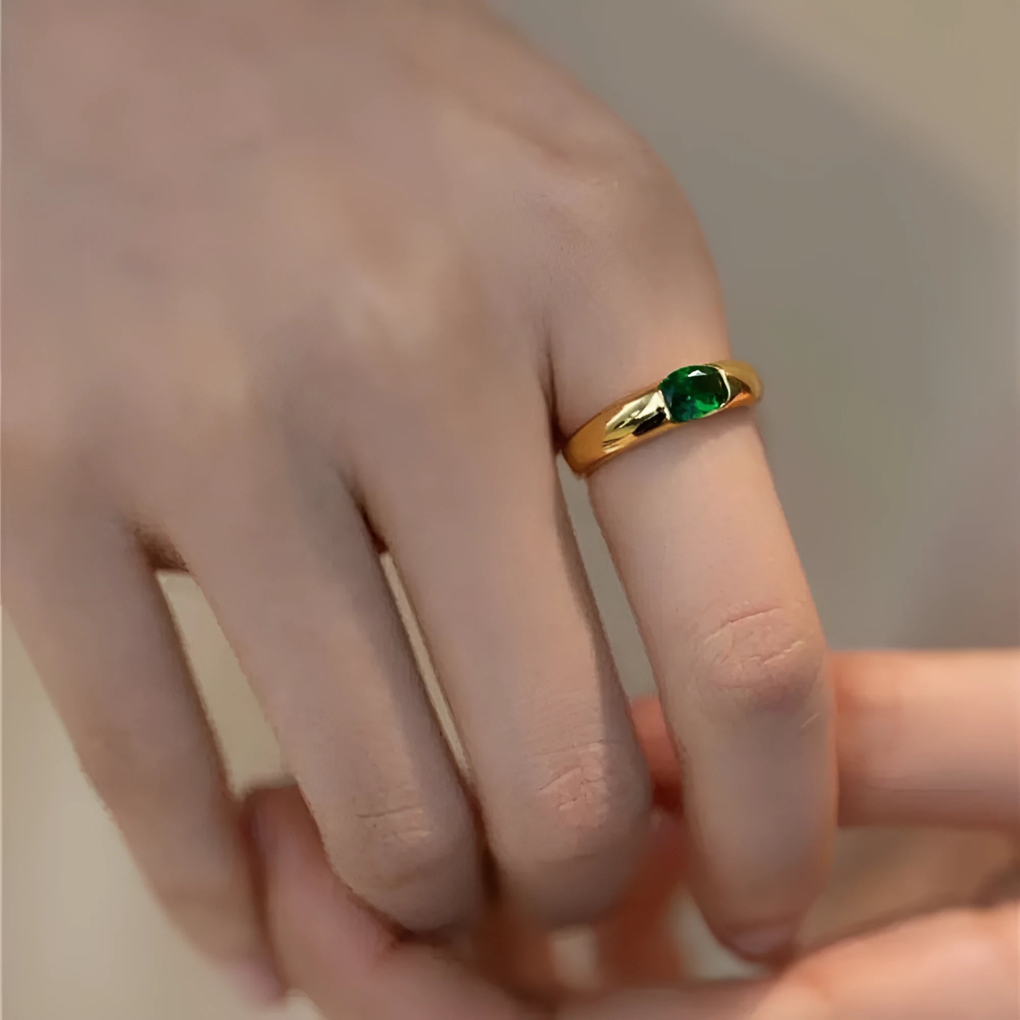 Retro simple unisex alloy ring with glossy electroplating finish in green, geometric shape