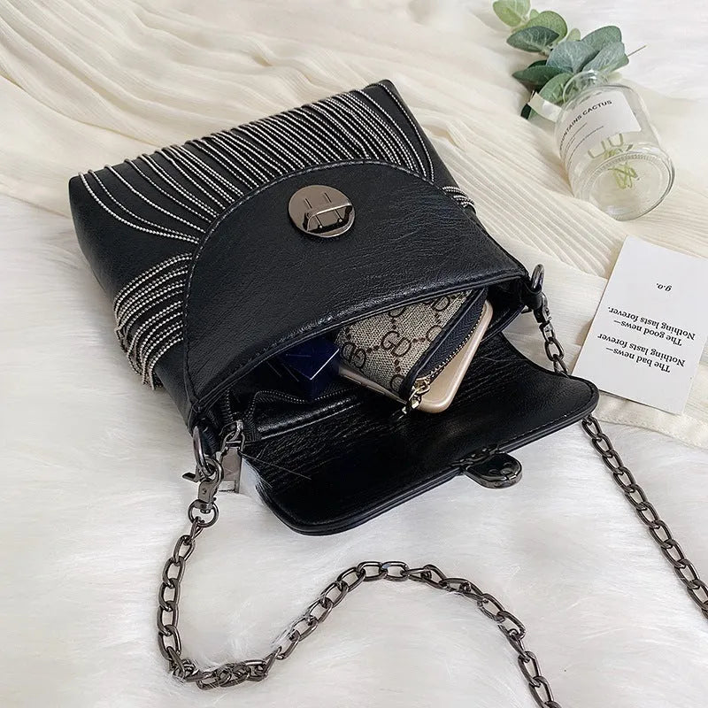 Women's PU handbag with rivet and tassel detailing, chain strap, medium-soft body, cotton lining, 18x13x6 cm