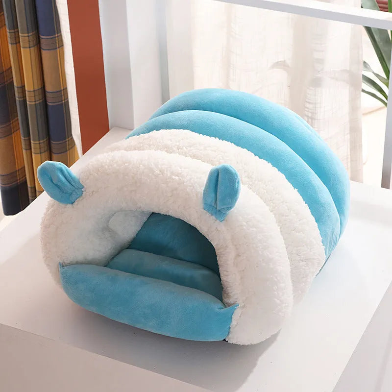 Closed cat nest with fleece lining in blue, pink, or purple, shown in M and S sizes.