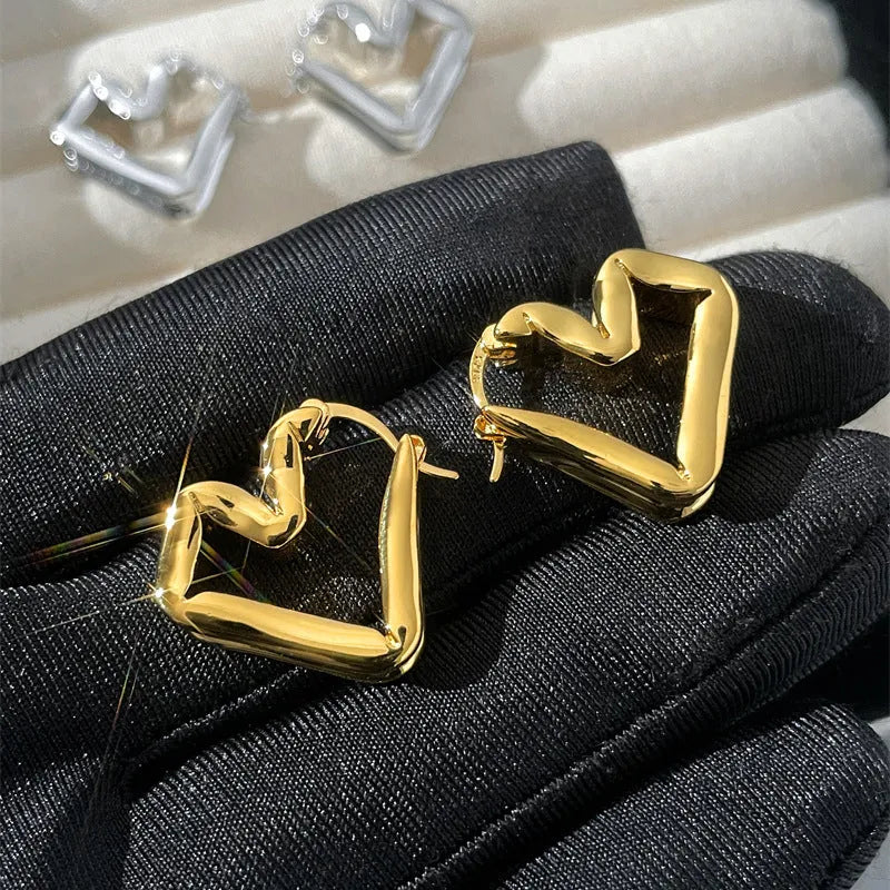 Heart-shaped ear clips in gold or silver, brass plated with 18k real gold, unisex retro design, one pair