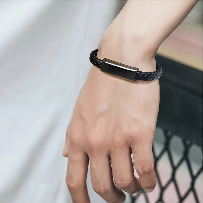 Brown double-line bracelet cable measuring 22.5cm with single USB connector in gift box