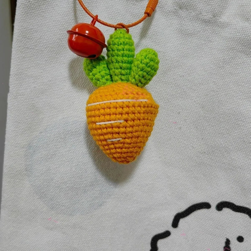Cartoon carrot keychain made from soft orange and green felt wool, measuring 10 cm tall.