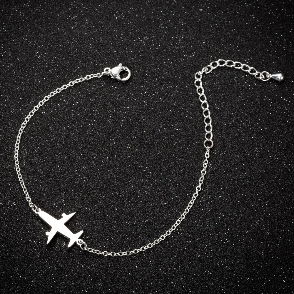 Alloy bracelet with simple airplane pendant in gold colour, unisex style