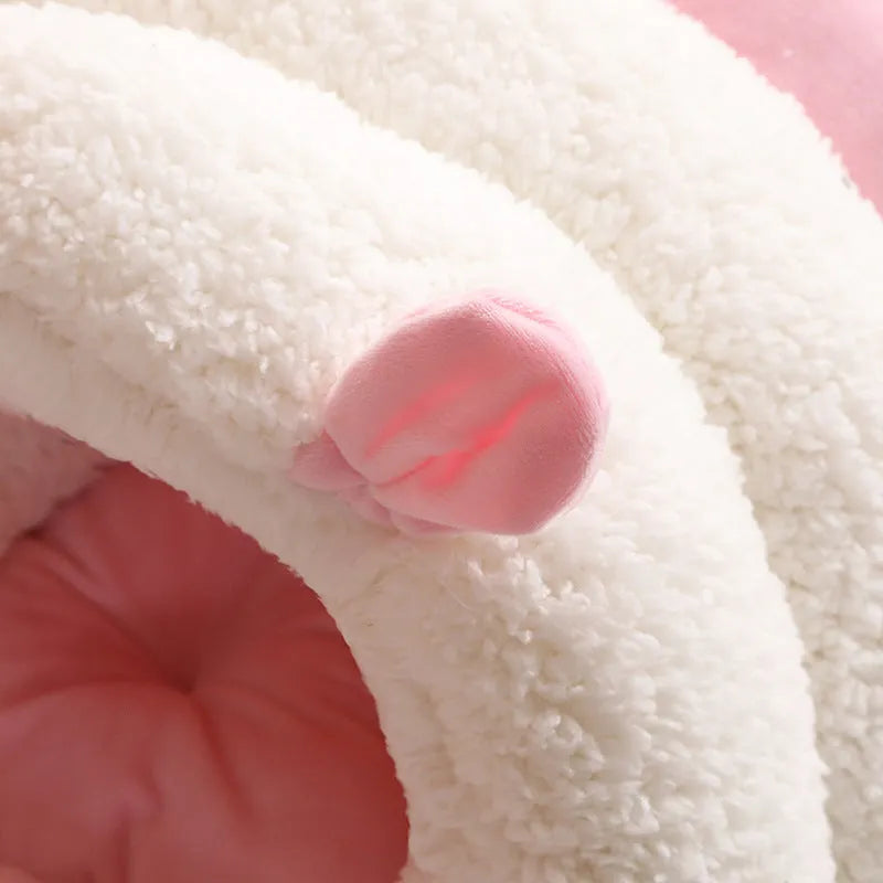 Closed cat nest with fleece lining in blue, pink, or purple, shown in M and S sizes.