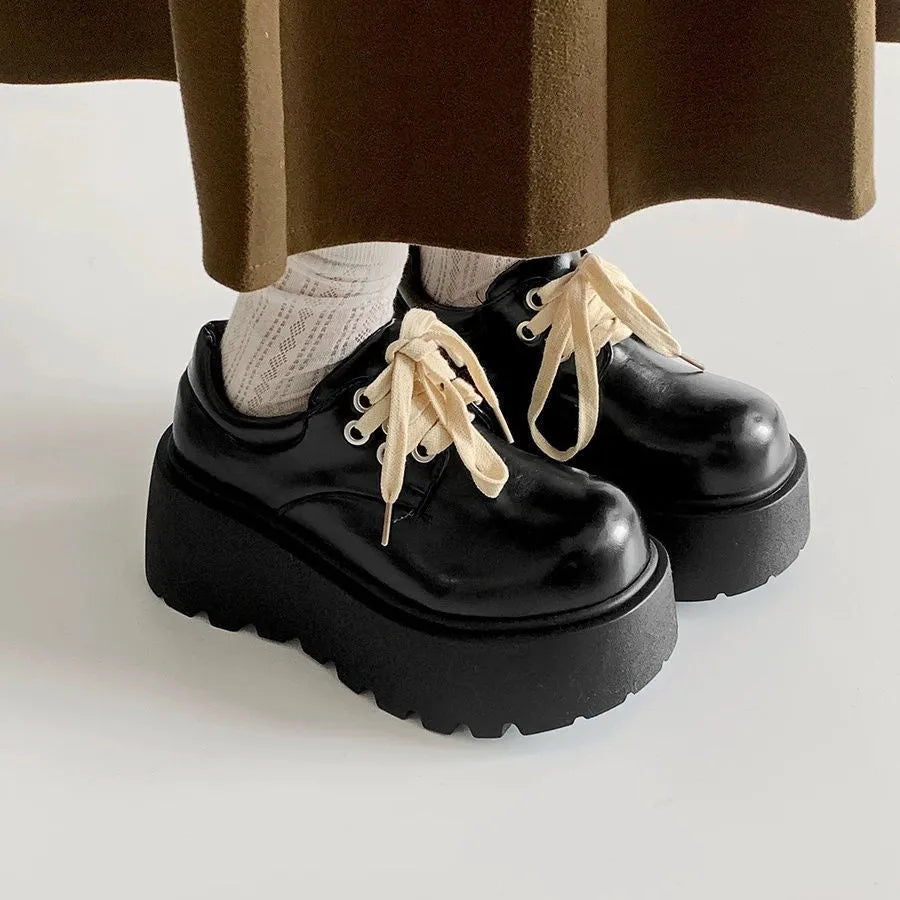 Women's matte black retro lace-up shoes with a thick rubber sole and a 6-8cm English muffin heel.