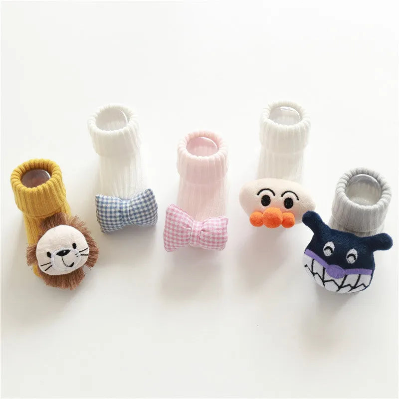 Cotton baby floor socks in assorted colours and prints like blue bow and pink stars on a size chart.