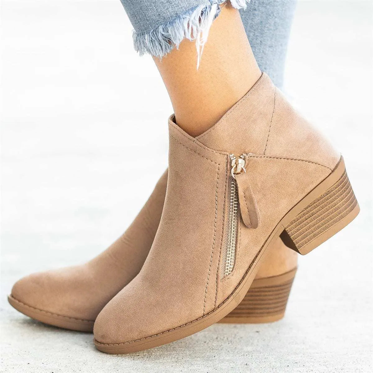 Women's suede ankle boots with side zip and chunky heel in beige colour.