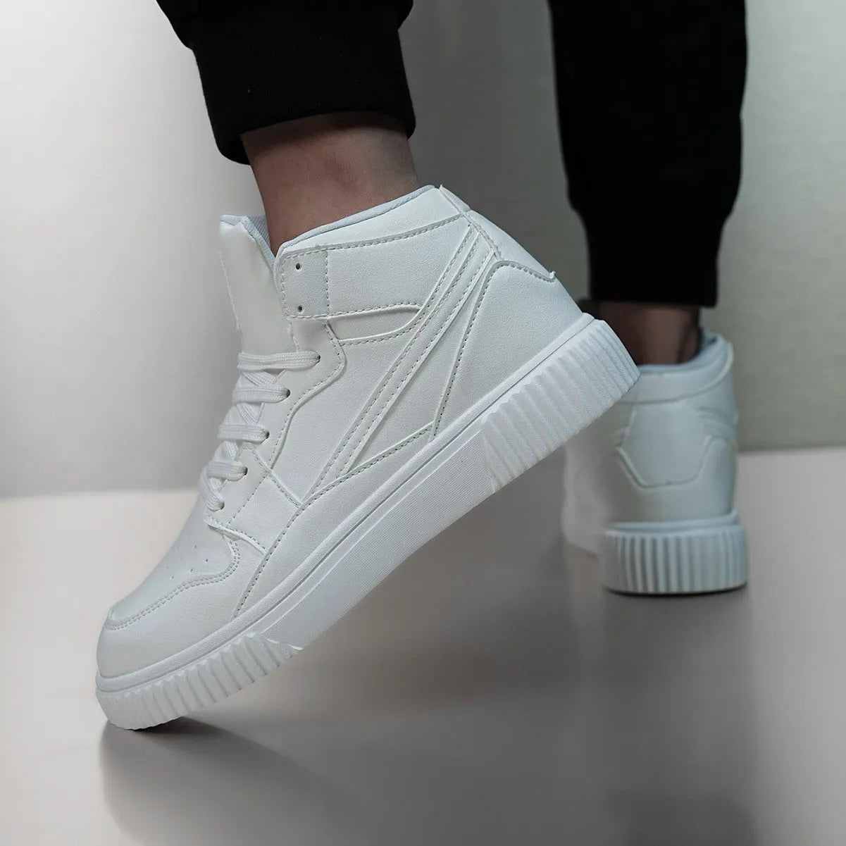 White men's casual round toe shoes with microfibre upper for autumn and winter.
