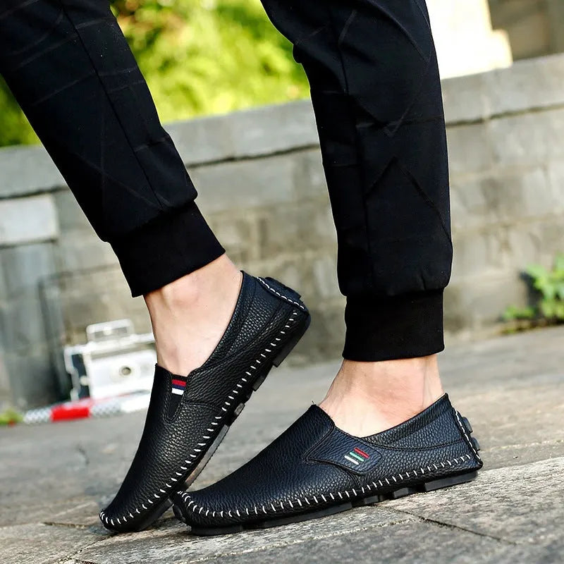 Four Seasons Gommino driving leather shoes in black with embossed upper and rubber sole