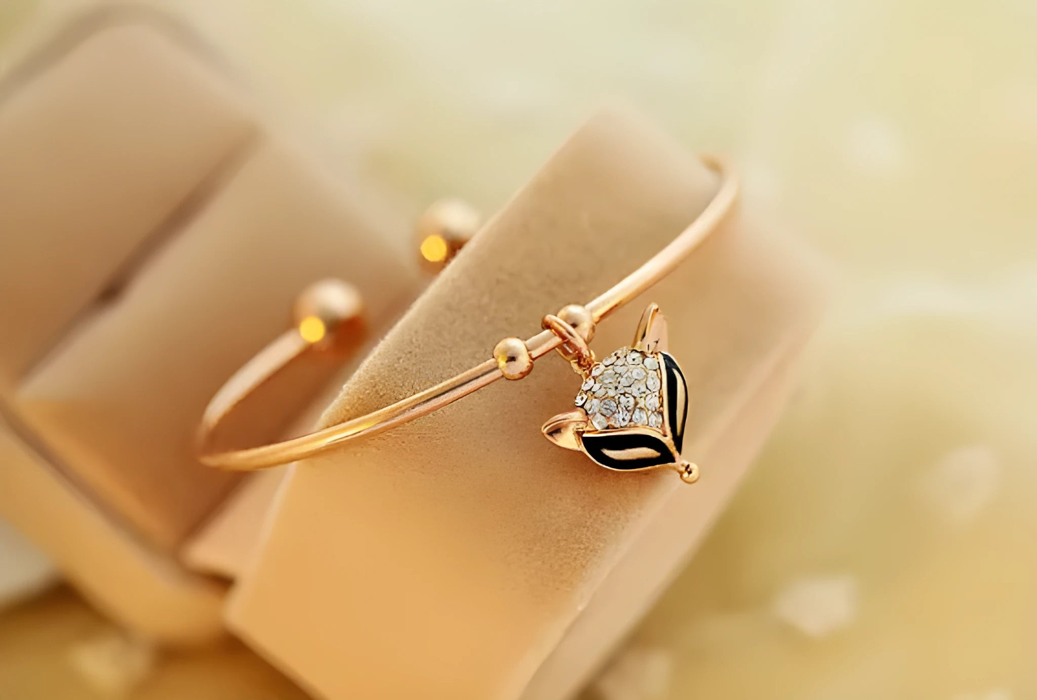 Vintage gold alloy bowknot bracelet with diamond processing 6.2cm diameter