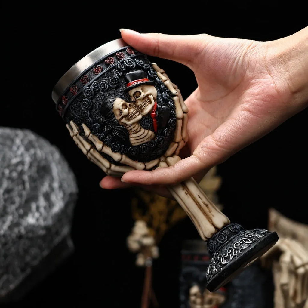 A pair of stainless steel skull skeleton design wine glasses with a retro style, 200ml capacity.