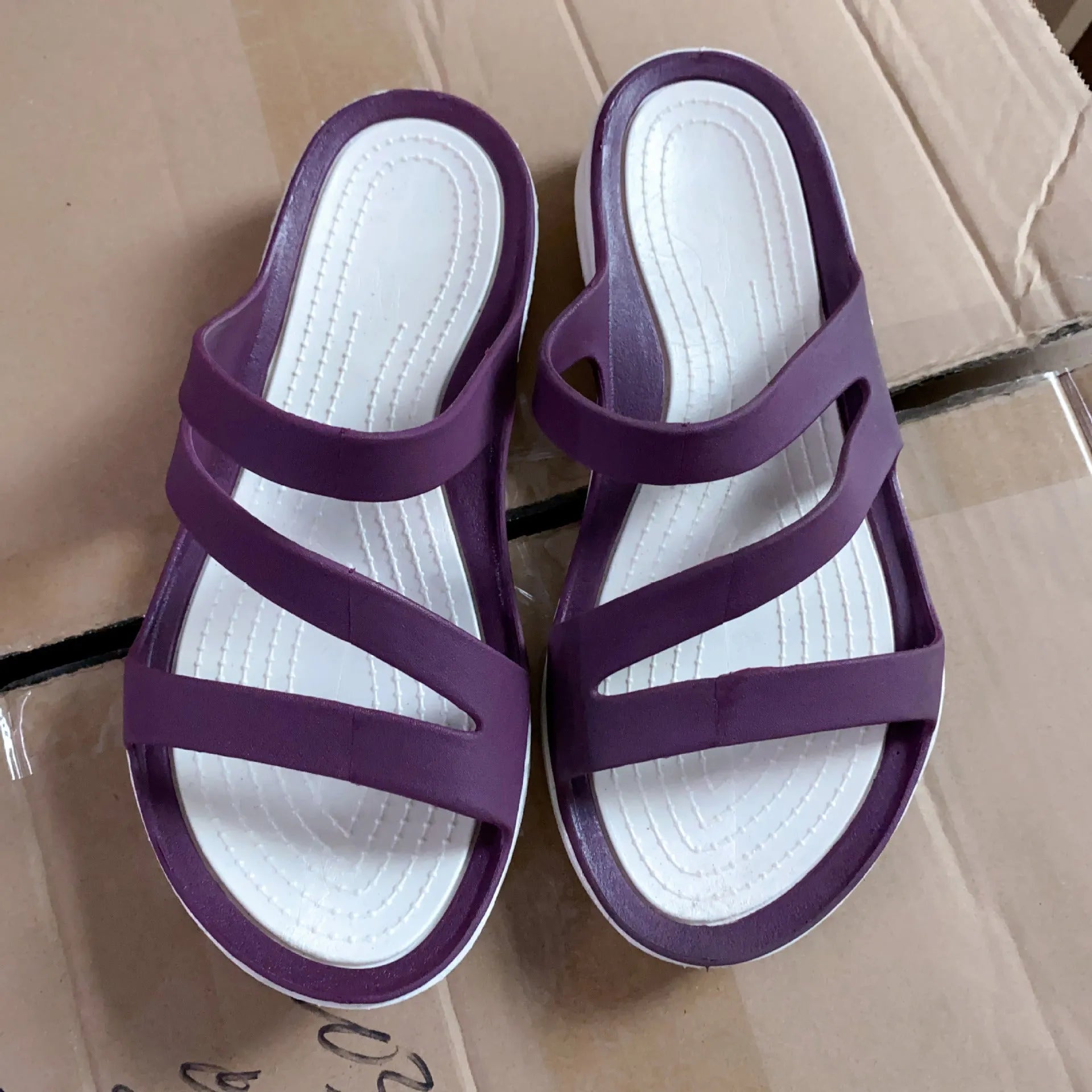 Women's solid colour summer sandals in PP material, shown in red, available in sizes 36 to 41.