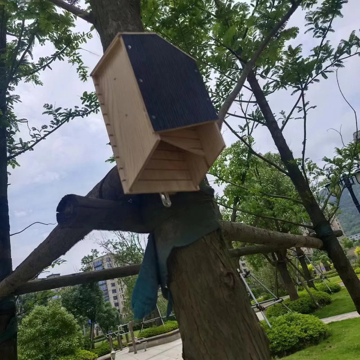 Wooden single-layer bat house made from triple wood, 24 x 8.3 x 9.3 cm, for outdoor garden eaves use