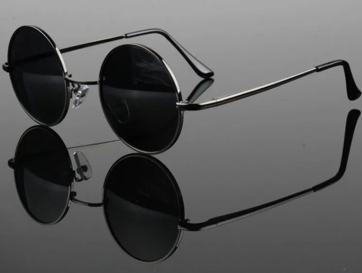 Round polarised sunglasses with metal frame in black with polarised black grey film