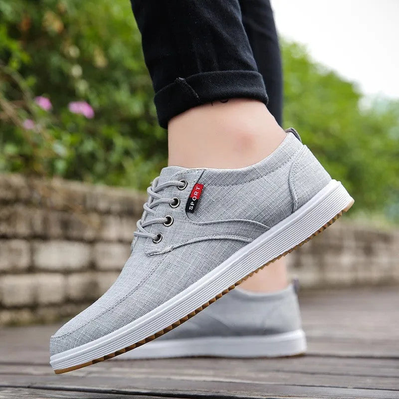 Men's lace-up canvas casual walking shoes in black with flat heel and lace-up design
