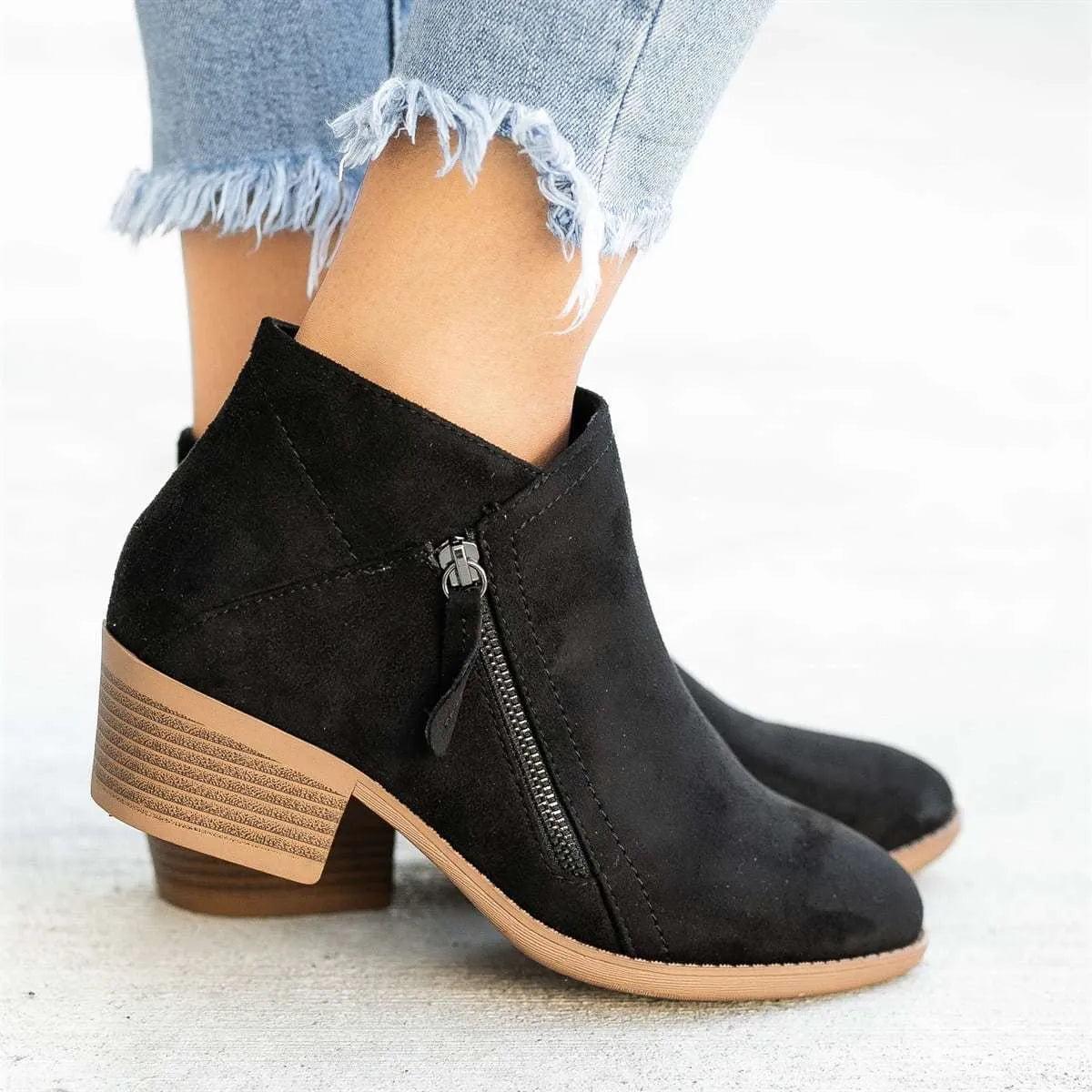 Women's suede ankle boots with side zip and chunky heel in beige colour.