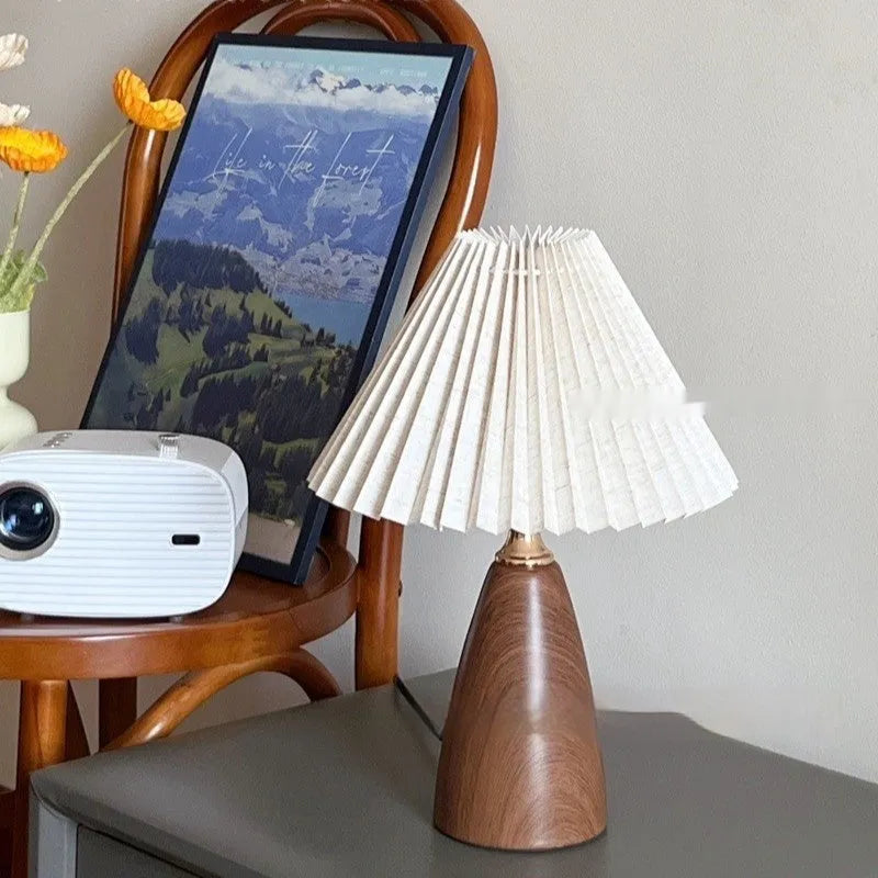 Nordic retro ceramic bedside table lamp with tapered floral design and remote control