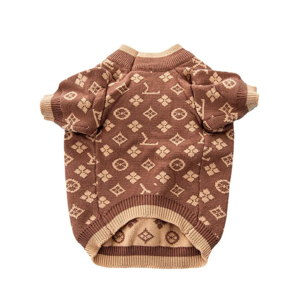 Thick wool dog sweater for autumn and winter in a two-tone colour on a medium-sized dog.