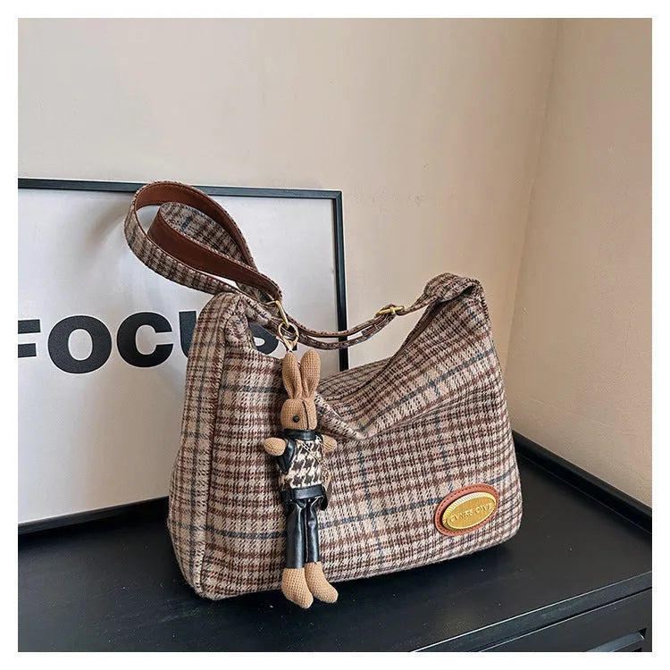 Women's large wool shoulder bag in horizontal square shape with cross-body strap