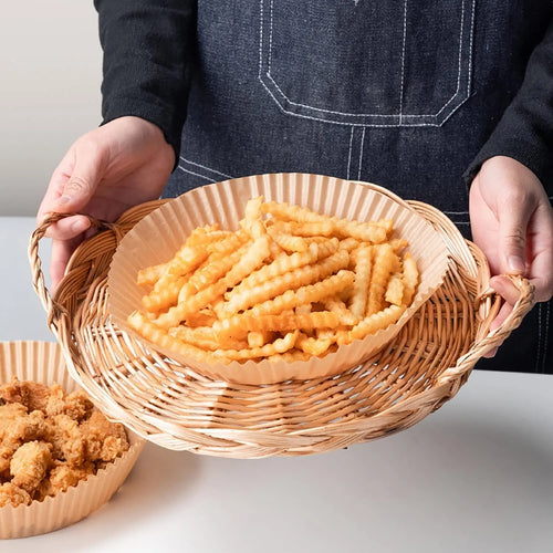 Round white disposable parchment paper liner for air fryer with a 4.5cm edge.