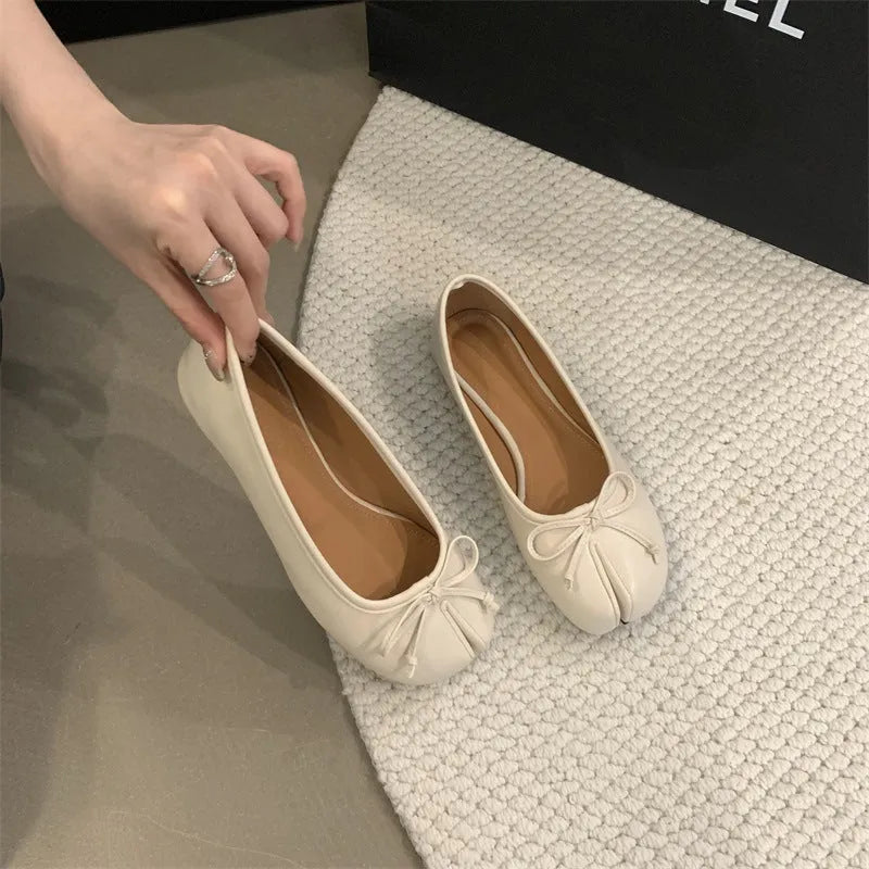 Women's split-toe flat pumps in black with round toe and rubber sole