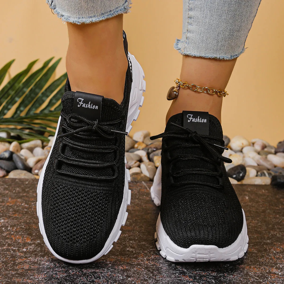 Women's low-top mesh sports shoes in flyknit style with round toe and platform heel