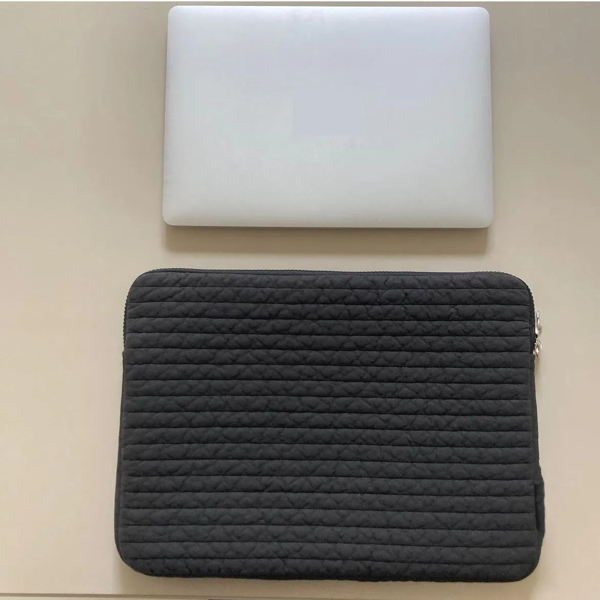 Black and white hand-held anti-seismic laptop bag for tablet protection