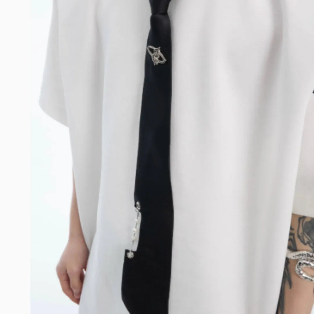 Niche tie stitching short sleeve solid colour loose fit top with metal decoration, black, front view