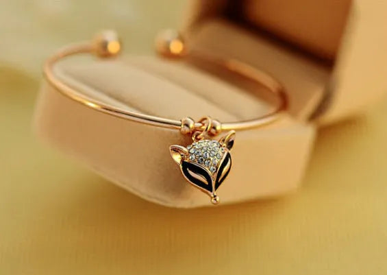 Vintage gold alloy bowknot bracelet with diamond processing 6.2cm diameter