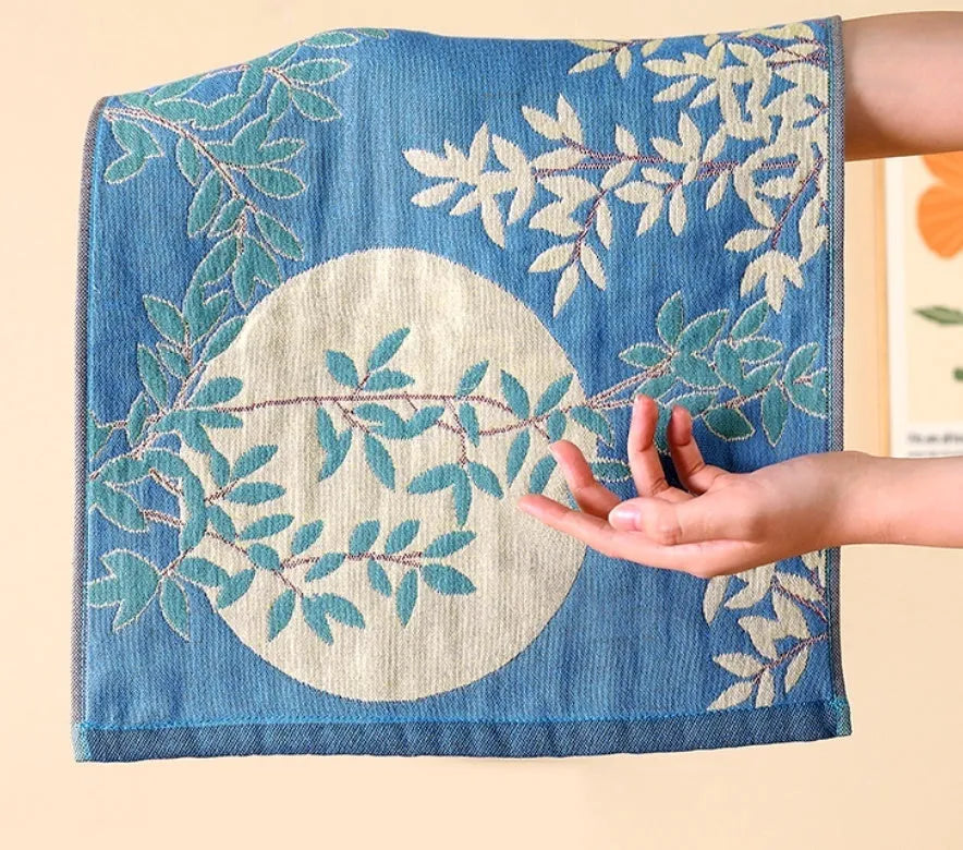 Pure cotton cartoon hand towel, 34cm x 40cm, A-class gauze square scarf with hanging design