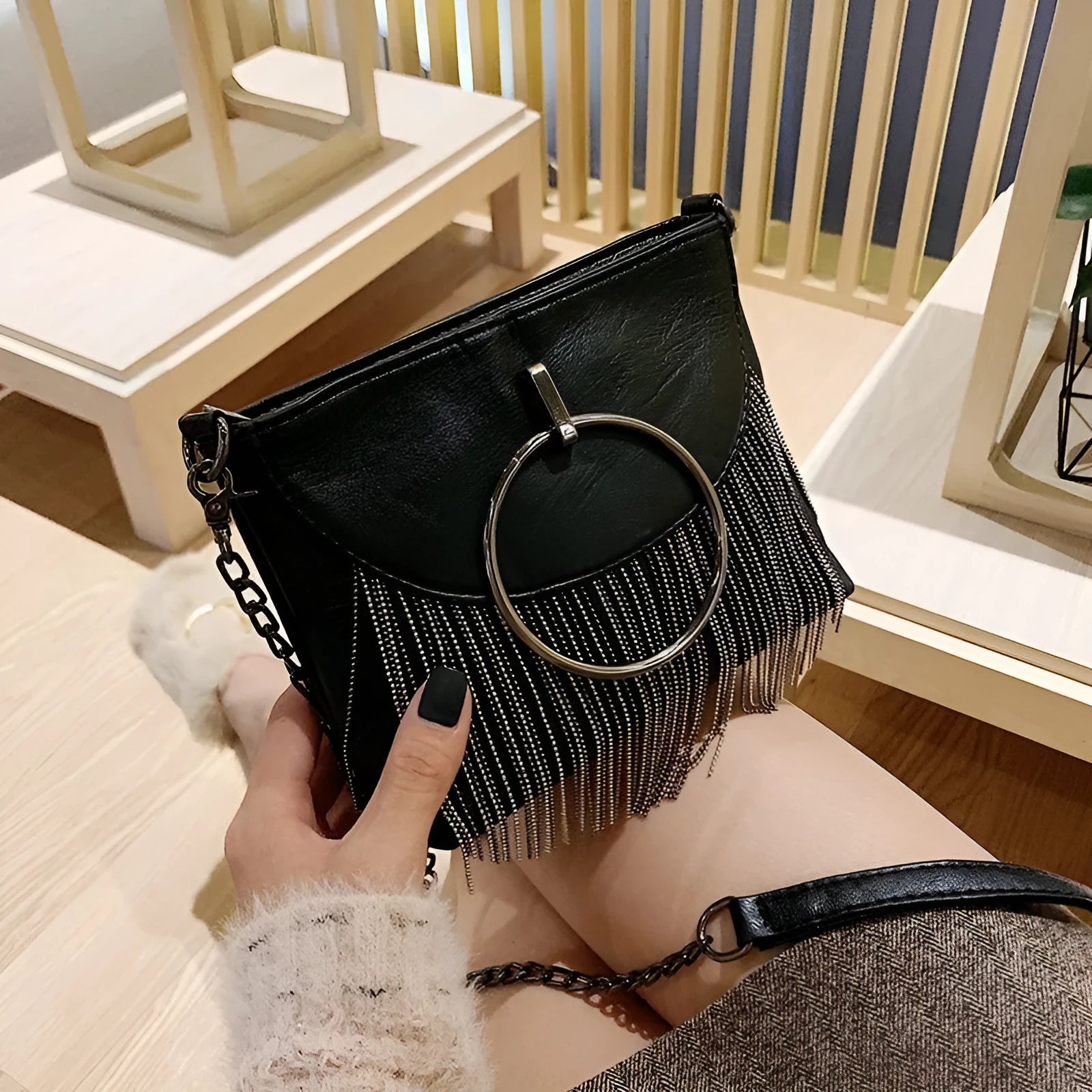 Women's PU handbag with rivet and tassel detailing, chain strap, medium-soft body, cotton lining, 18x13x6 cm
