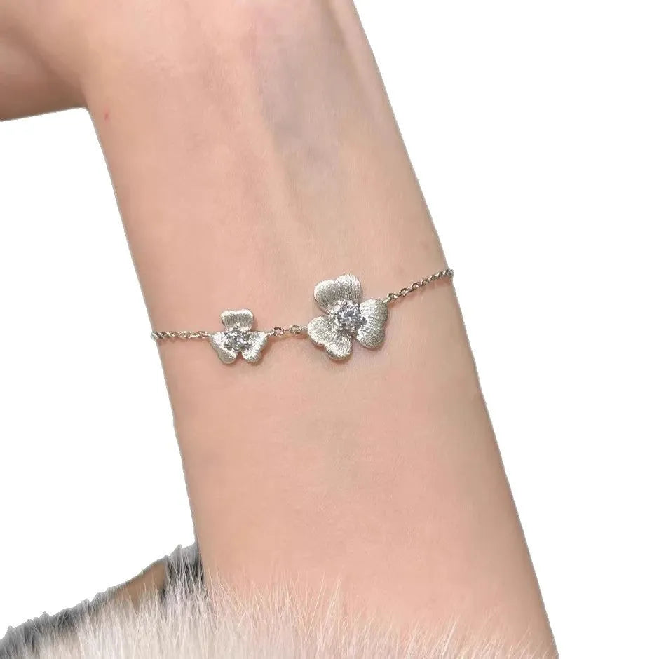Gold ancient brushed clover bracelet for women mild luxury retro copper plastic flower shape