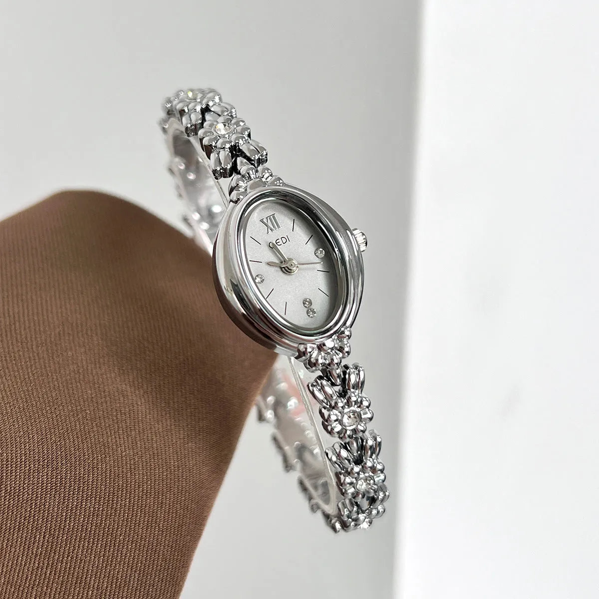 Women's compact alloy watch 8mm thick, one size, white or gold case with matching or contrasting dial and strap