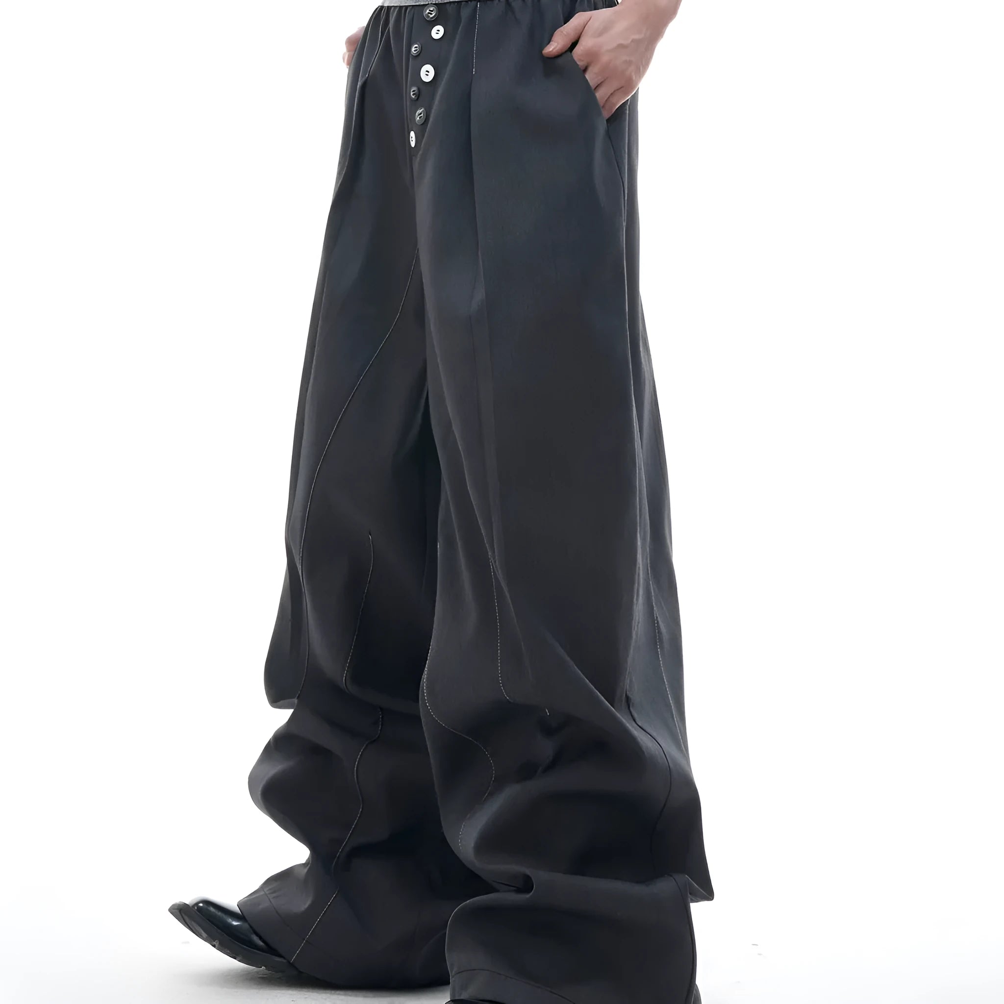 Drooping straight suit pants in black or grey with a high waist and button-open line detail.