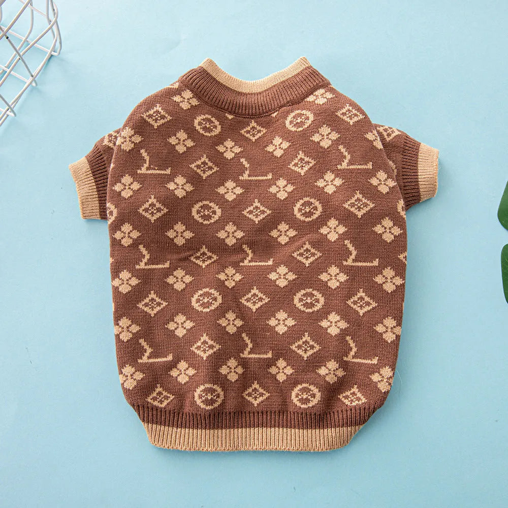 Thick wool dog sweater for autumn and winter in a two-tone colour on a medium-sized dog.