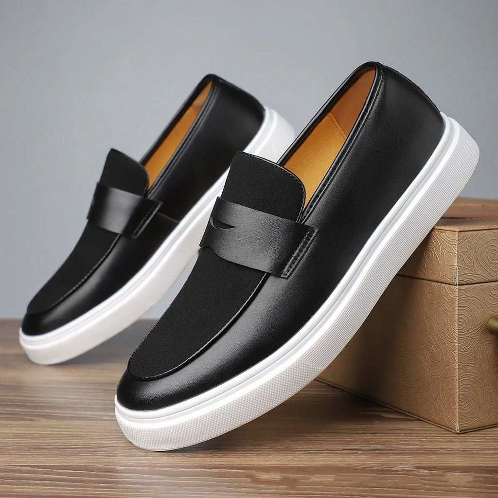 Black men's slip-on Gommino casual shoes with tassel detail on round toe.