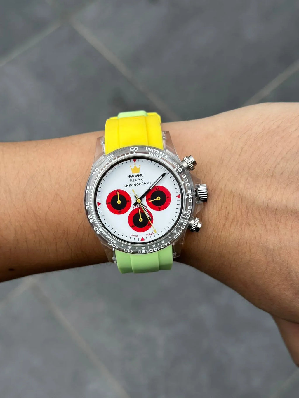 Quartz chronograph watch with steel strap, 36mm dial, waterproof luminous design, black or white