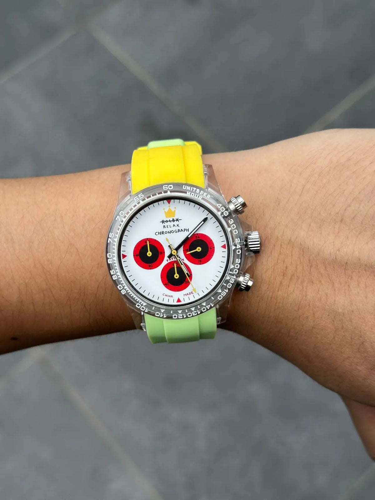 Quartz chronograph watch with steel strap, 36mm dial, waterproof luminous design, black or white