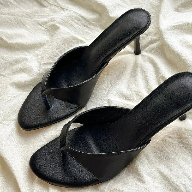 Pointed toe outdoor flip-flop sandals in black with PU upper and rubber sole