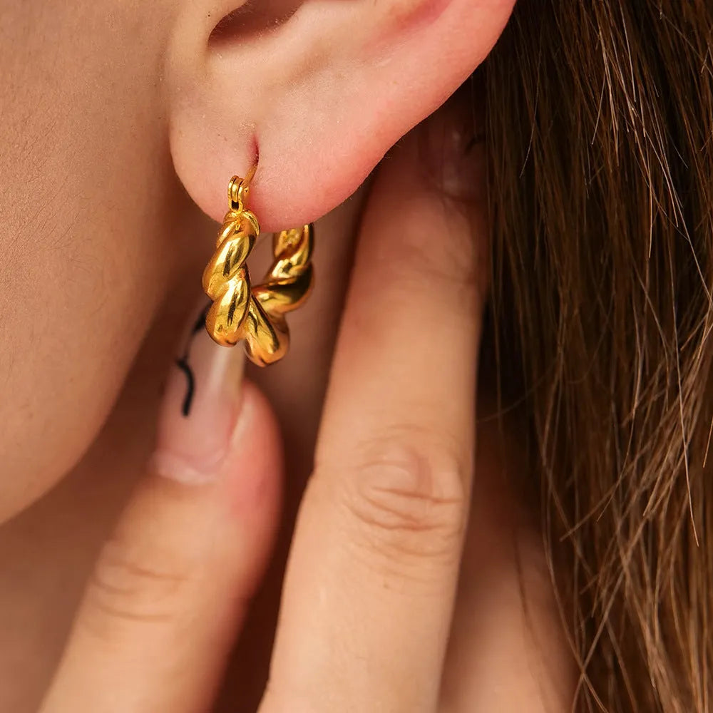 Geometric ellipse-shaped stainless steel ear clip with electroplated 18K gold finish for women